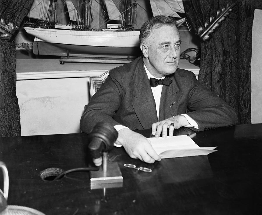 Franklin Delano Roosevelt (1882-1945) Photograph by Granger - Fine Art ...