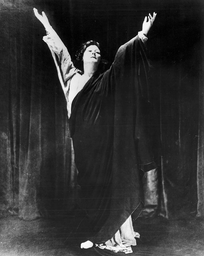 Isadora Duncan (1877-1927) #5 Photograph by Granger
