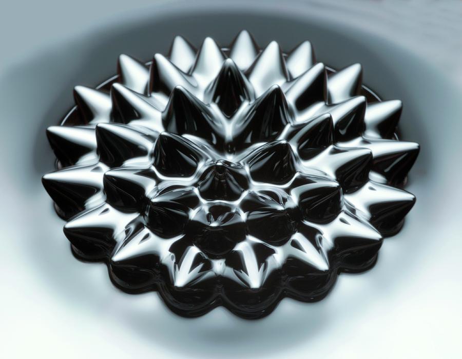 https://images.fineartamerica.com/images-medium-large-5/6-ferrofluid-in-a-magnetic-field-lawrence-lawryscience-photo-library.jpg