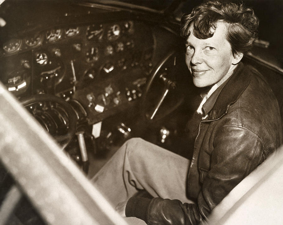 Portrait Photograph - Amelia Earhart (1897-1937) #7 by Granger