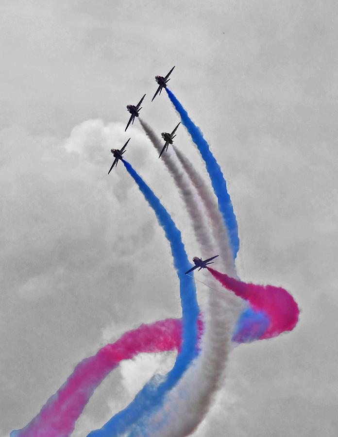 Red Arrows Photograph - Red Arrows #7 by Simon Hackett