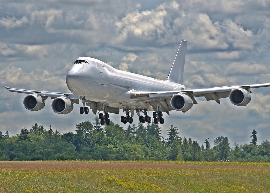 747 Landing Photograph by Jeff Cook