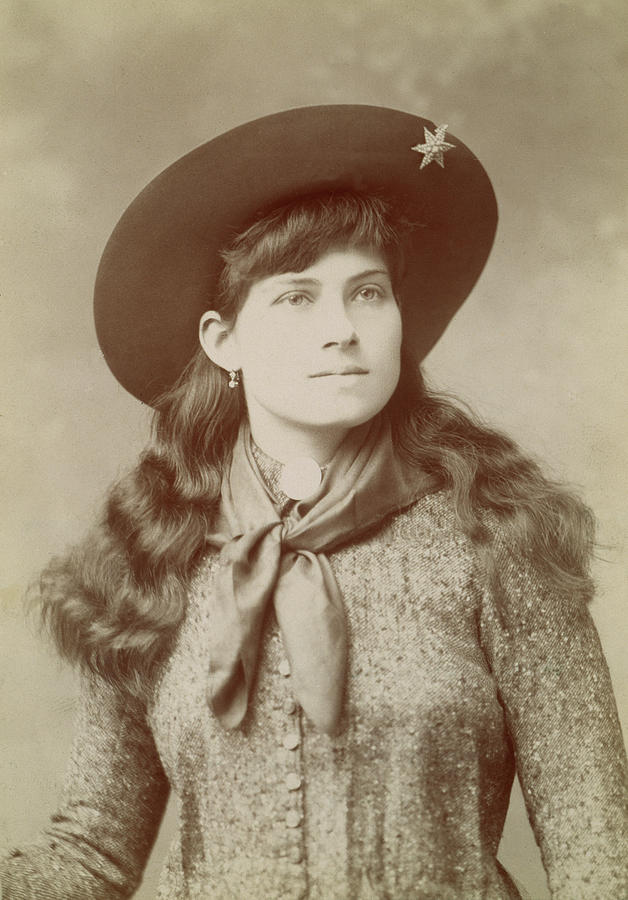 Annie Oakley (1860-1926) Photograph by Granger - Pixels