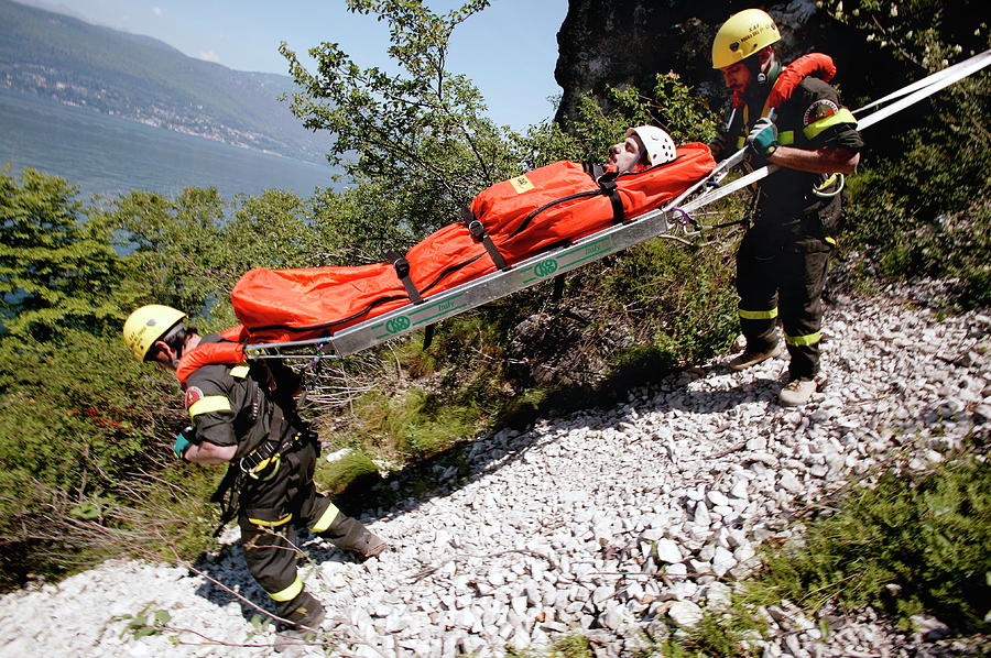 Mountain Photograph - Mountain Rescue Workers #9 by Mauro Fermariello/science Photo Library