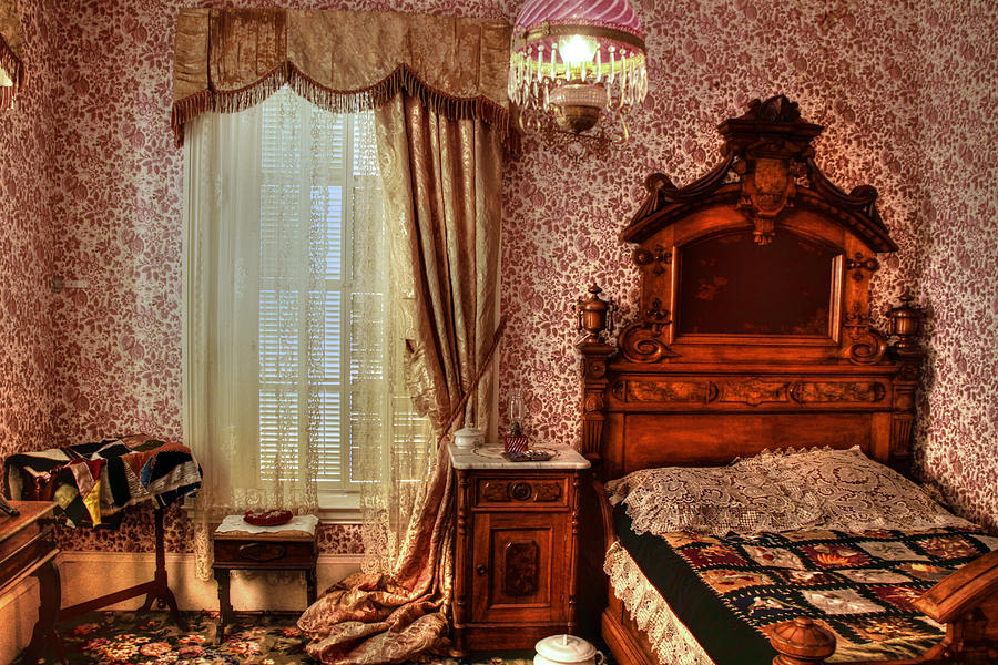 A Bedroom At Bowers Mansion Photograph by Donna Kennedy