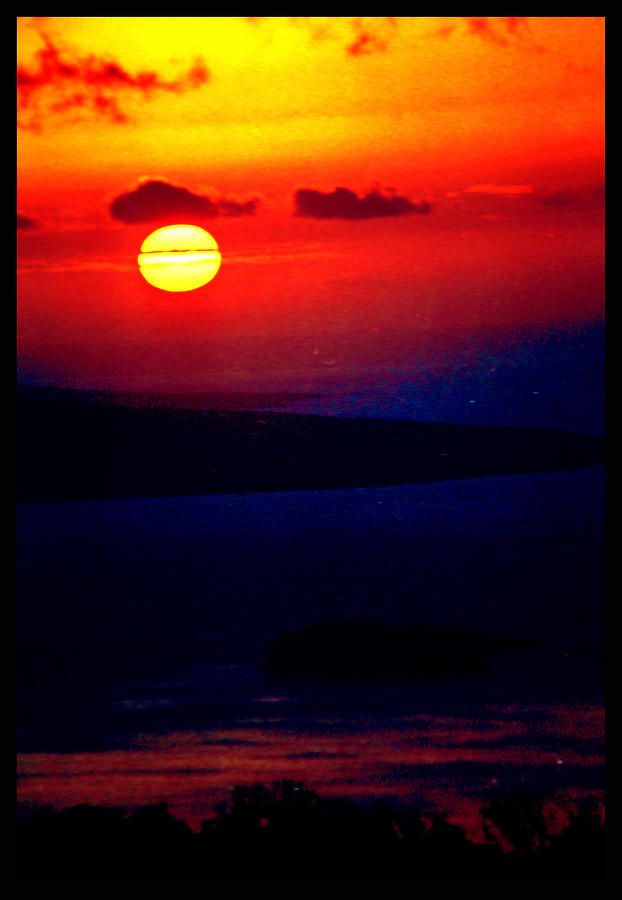 Maui Sunset Photograph - A Deepening Evening by Susanne Still