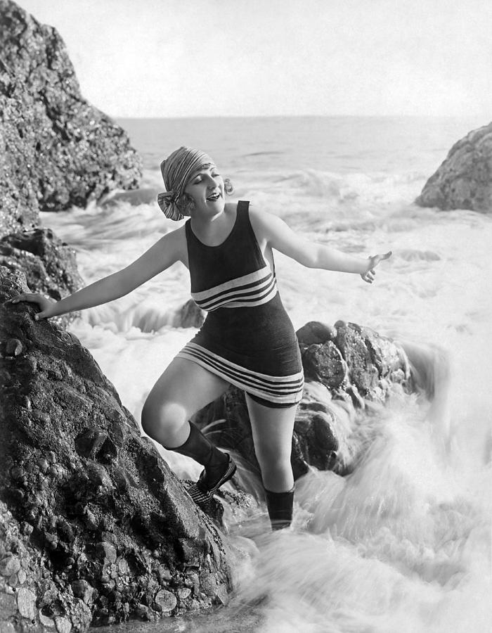 A Flapper In Her Bathing Suit Photograph by Underwood Archives