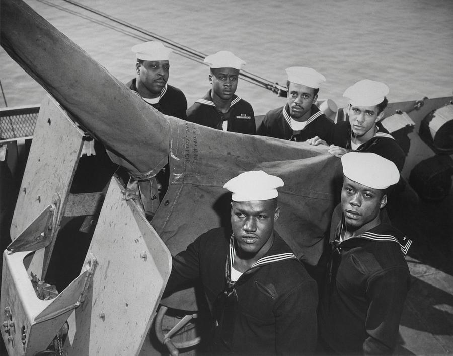 A Gun Crew Of Six African Americans Photograph by Everett