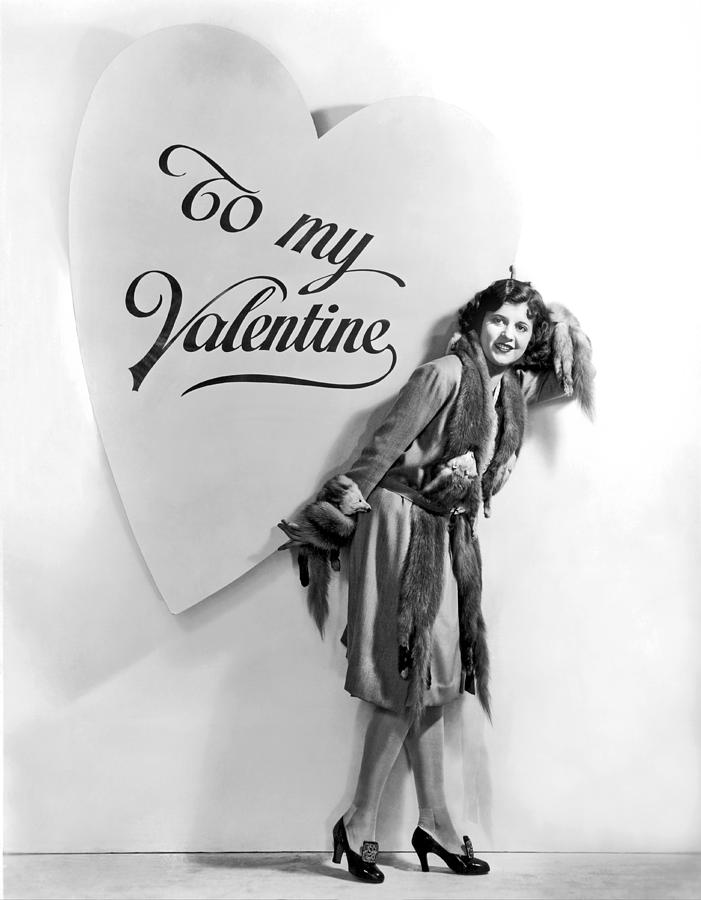Hollywood Photograph - A Oversized Valentine by Underwood Archives