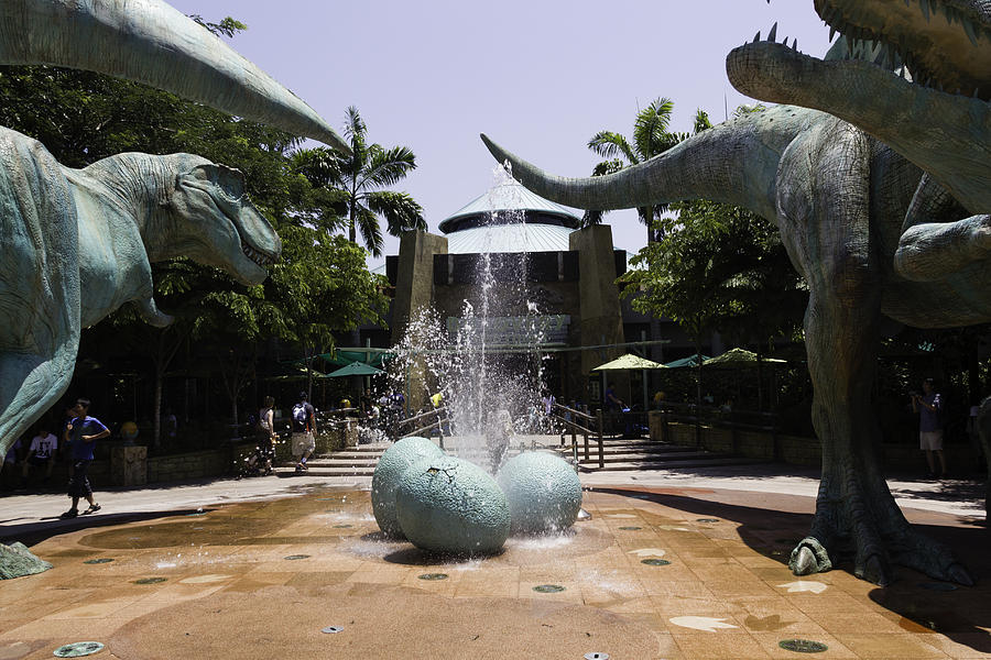 A water fountain with dinosaur eggs and dinsosaurs in Universal Studios