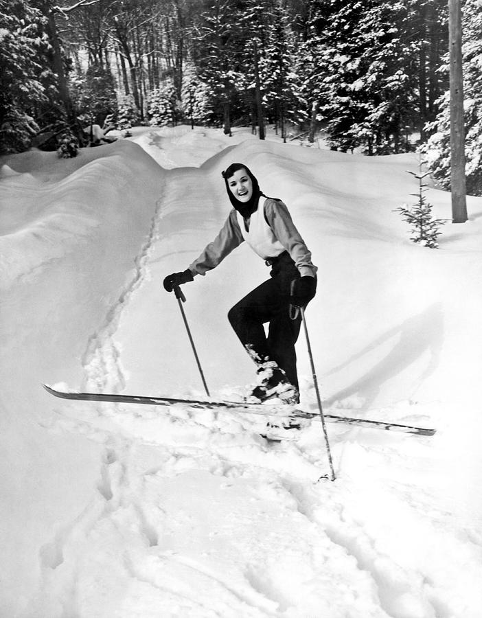 A Woman Cross Country Skiing Photograph by Underwood Archives