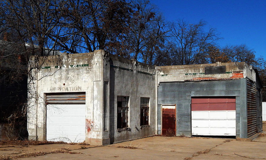 Abandoned Auto Mechanic Shop Photograph by Joseph Daniel