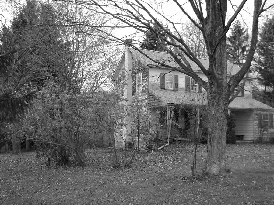 Black And White Photograph - Abandoned House by William Vivian