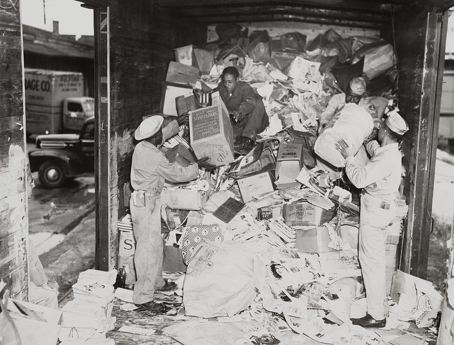 African American Soldiers Loading Trash Photograph by Everett