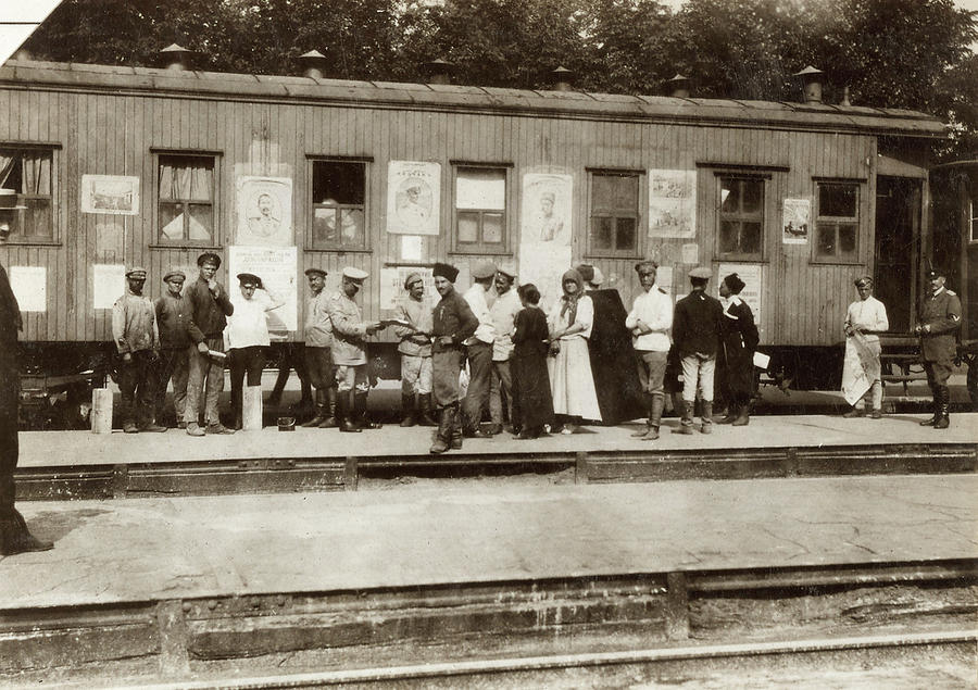 Agit-train, 1918 Photograph by Granger - Fine Art America