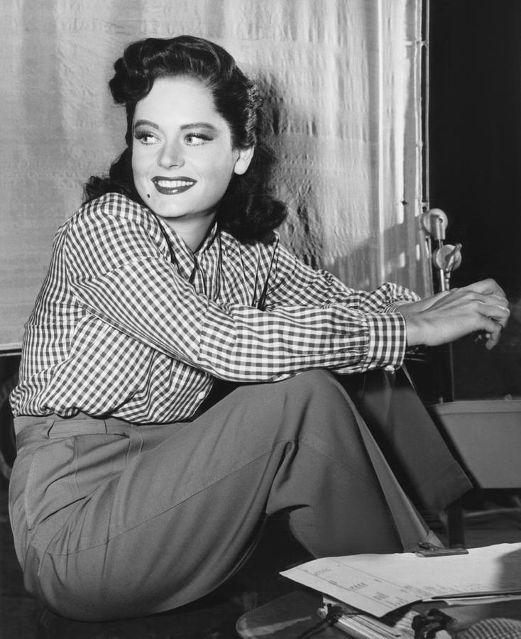 Portrait Photograph - Alexis Smith, Ca. Mid-1940s by Everett