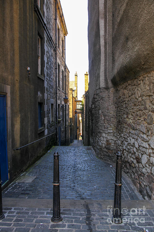 Alley in Edinburgh Photograph by Patricia Hofmeester