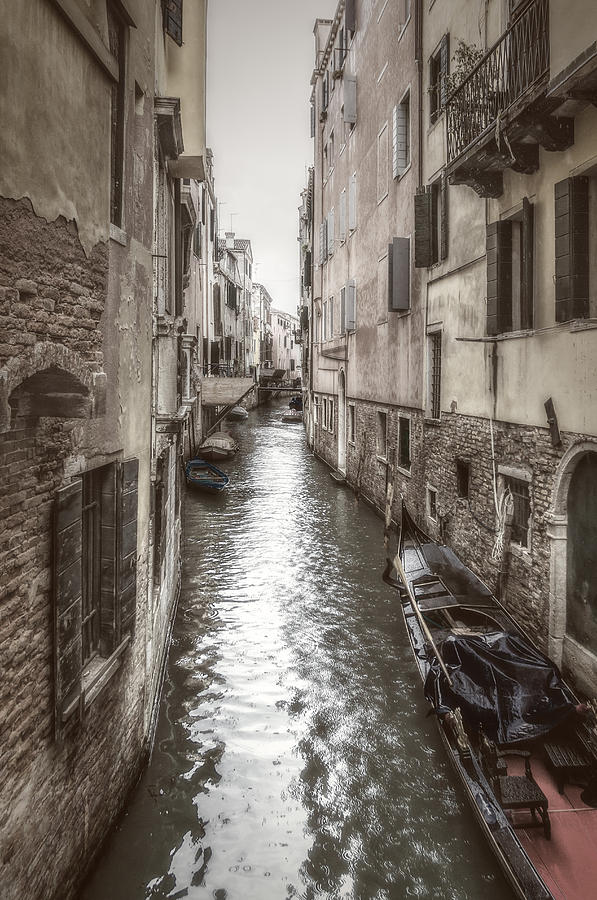 Alley water Photograph by Roberto Pagani