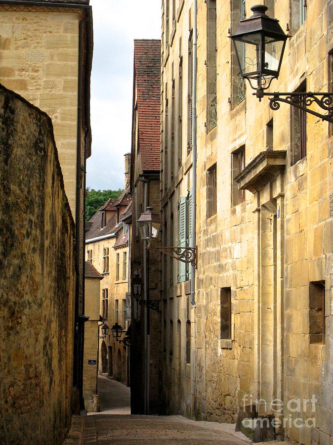 Alleys of Sarlat Photograph by Suzanne Oesterling