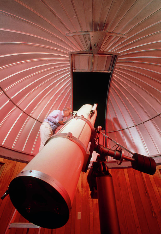 Amateur Astronomer Uses A Reflector Telescope Photograph by Ed Young/science Photo Library