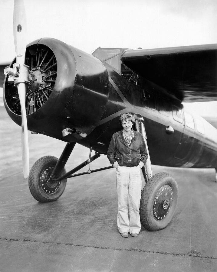 Honolulu Photograph - Amelia Earhart And Her Plane by Underwood Archives