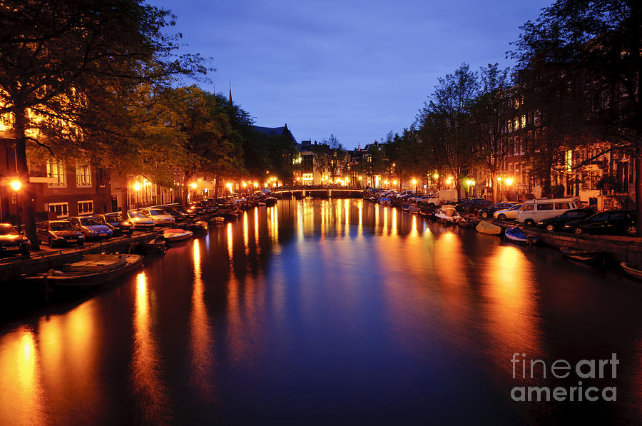 Architecture Photograph - Amsterdam canal at night by Oscar Gutierrez