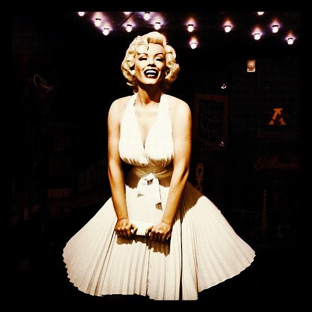 Marilyn Monroe Photograph - Marilyn Monroe by Clare Hardy