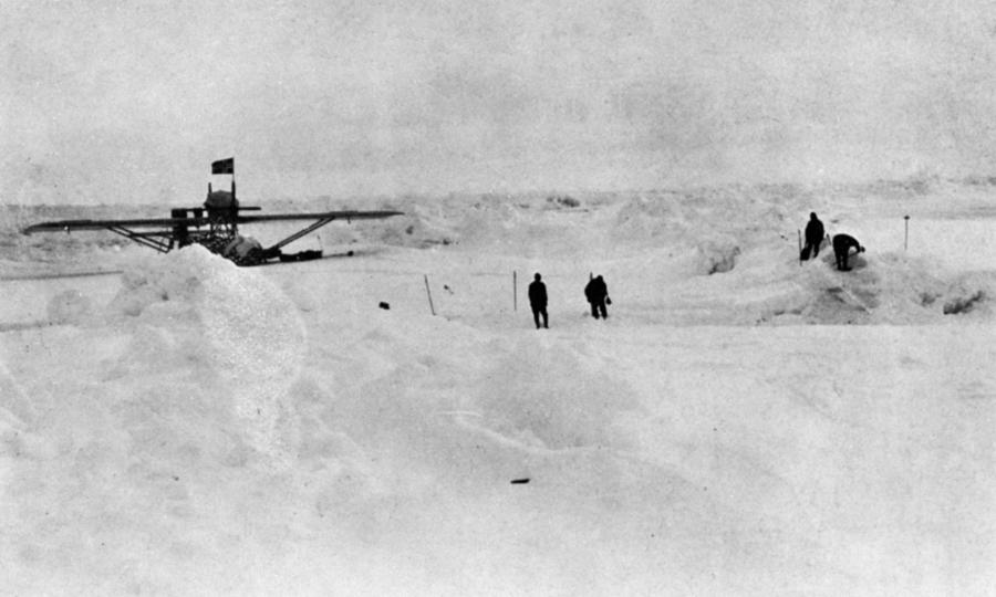 Amundsen Expedition, 1925 Photograph by Granger