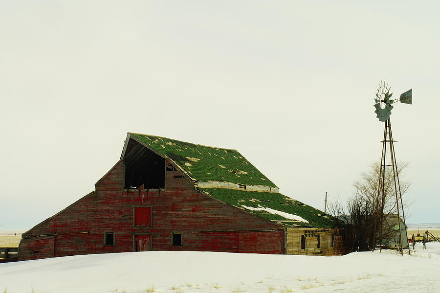 An Old Barn In Northeast Montana Photograph by Jeff Swan