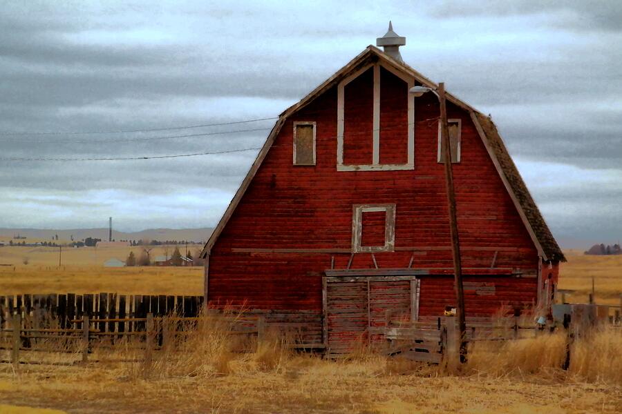 An Old Barn In Watford City North Dakota Photograph by Jeff Swan