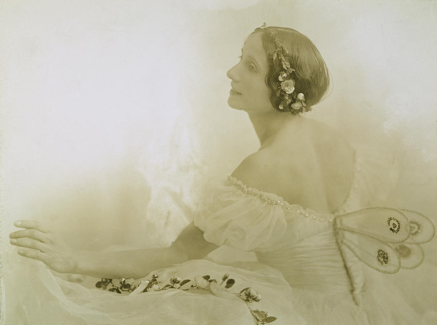 Anna Pavlova (1885-1931) Photograph by Granger