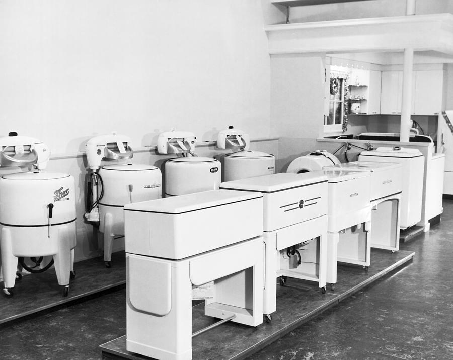 Vintage Photograph - Appliance Store Display by Underwood Archives
