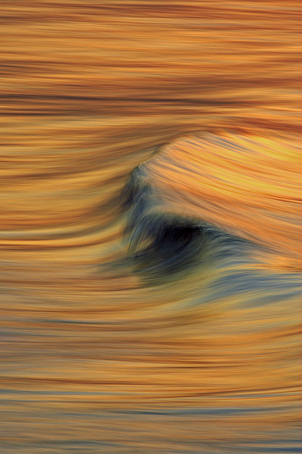 Arcing Wave C6J7872 Photograph by David Orias