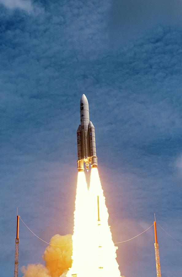 Ariane 5 Photograph - Ariane 5 Launch by Patrick Landmann/science Photo Library