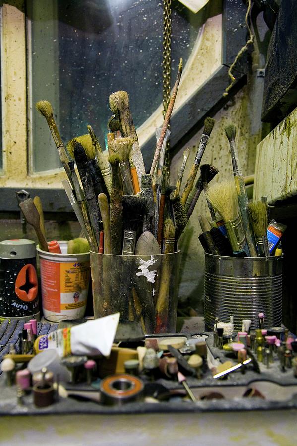 Brush Photograph - Art Restorers Studio by Peter Menzel/science Photo Library