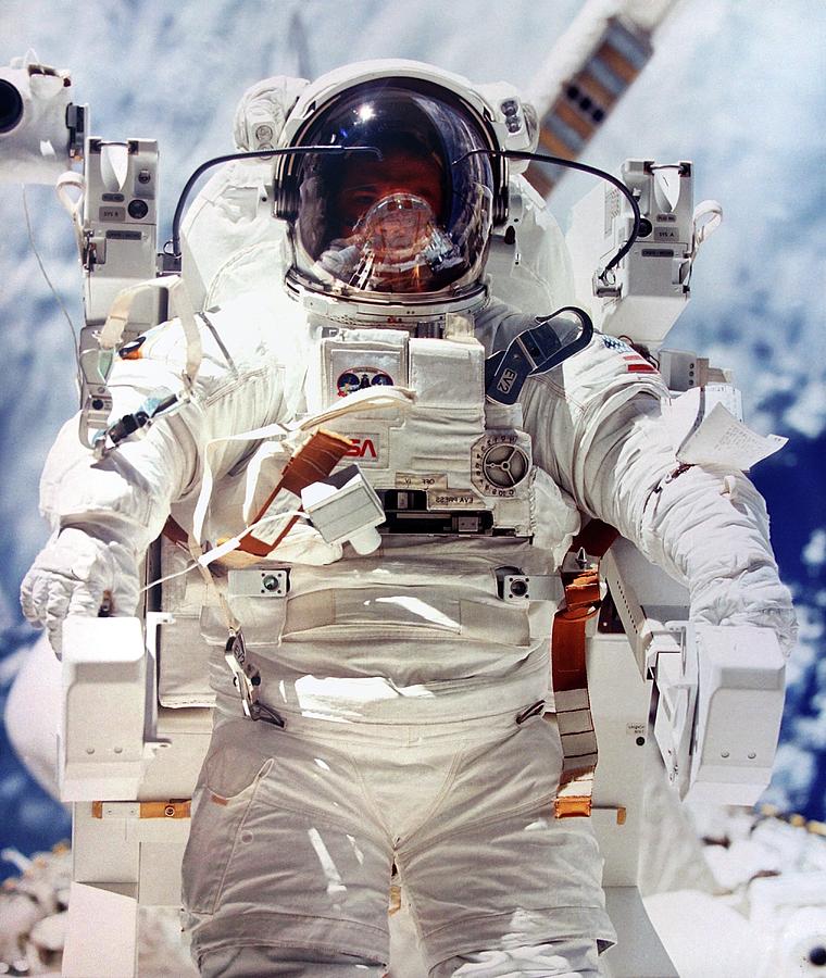 Astronaut During Space-walk Photograph by Detlev Van Ravenswaay