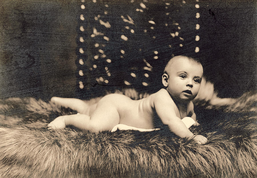 Baby, 1900 Photograph by Granger
