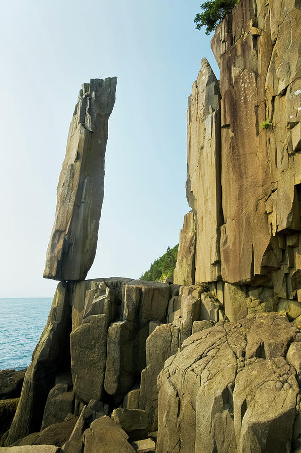 Balancing Rock, Basalt Rock Cliffs, Bay Photograph by Dave Reede