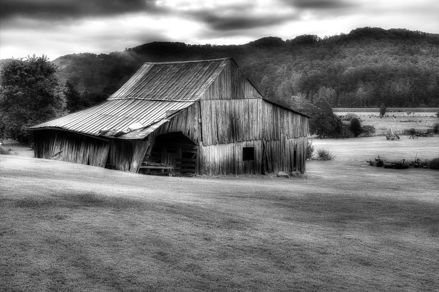 Barn In The Valley Photograph by Michael Eingle