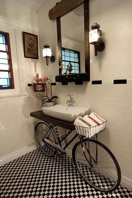 Mueble de baño hecho con bicicleta