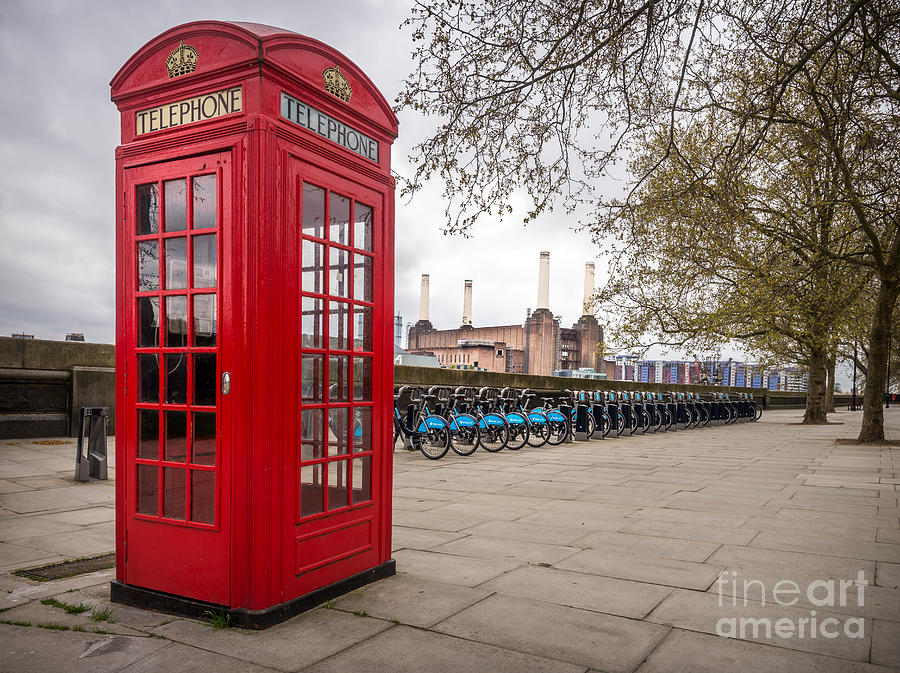 London Photograph - Battersea Phone Box by Matt Malloy