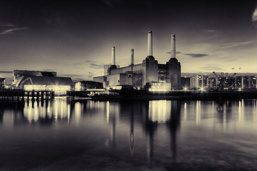 London Photograph - Battersea Power Station by Ian Hufton
