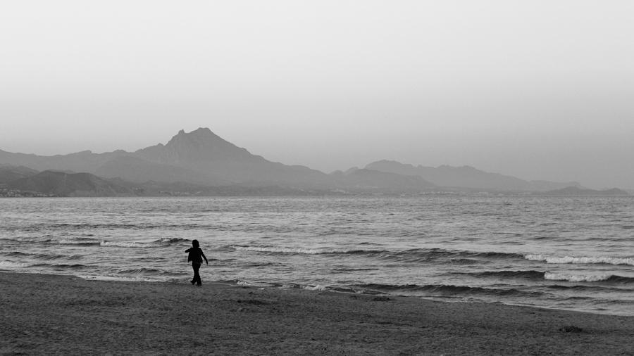 Beach walker Photograph by Pedro Fernandez