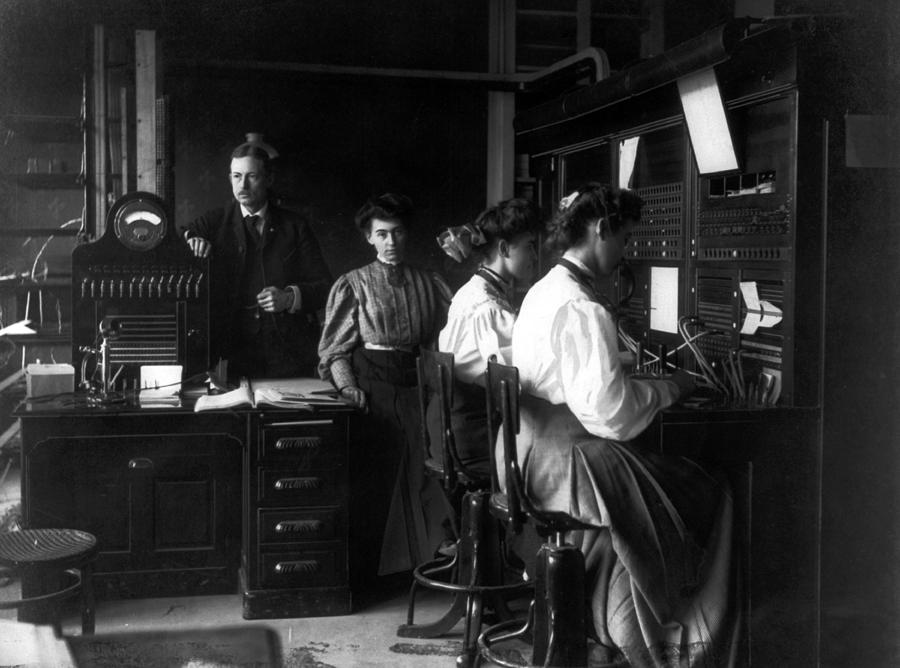 Bell Telephone Office, 1900-10 Photograph by Science Source