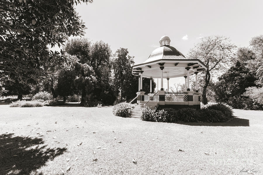 Benalla Botanic Gardens Rotunda Photograph by Linda Lees