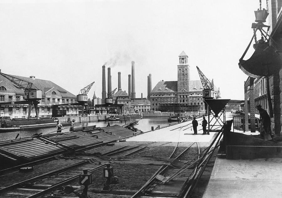 Berlins Harbor Construction Photograph by Underwood Archives
