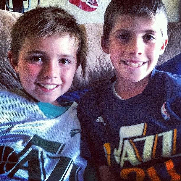 Best Buddies And Utah Jazz Fans Hanging Photograph by T Allen