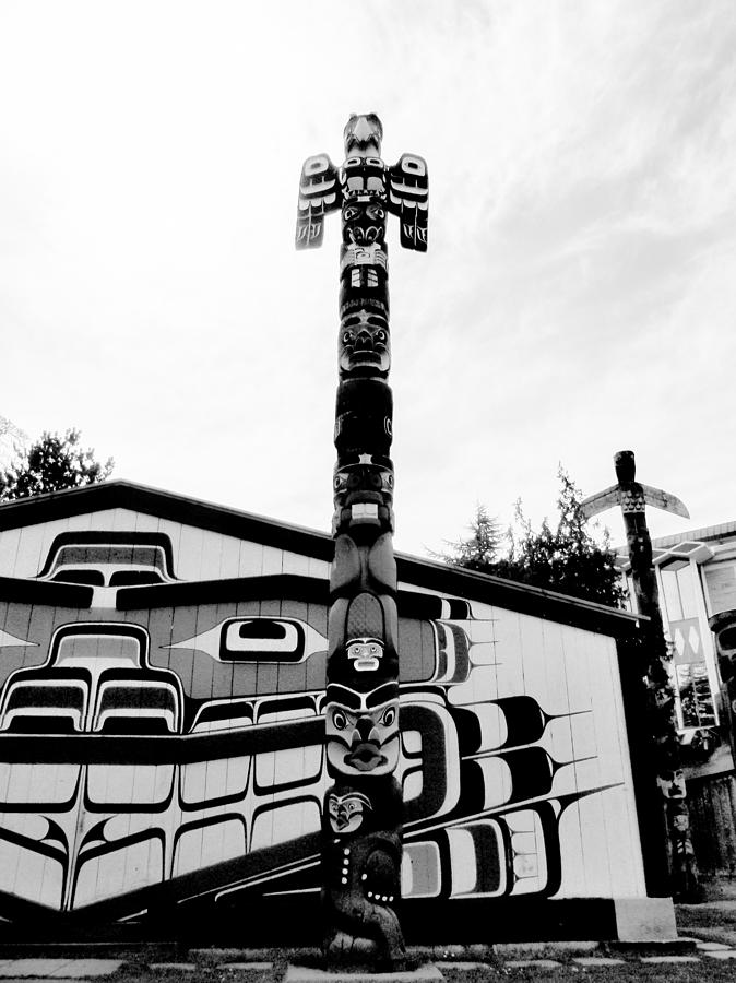 Big House and Welcome Totem Photograph by Roxy Hurtubise