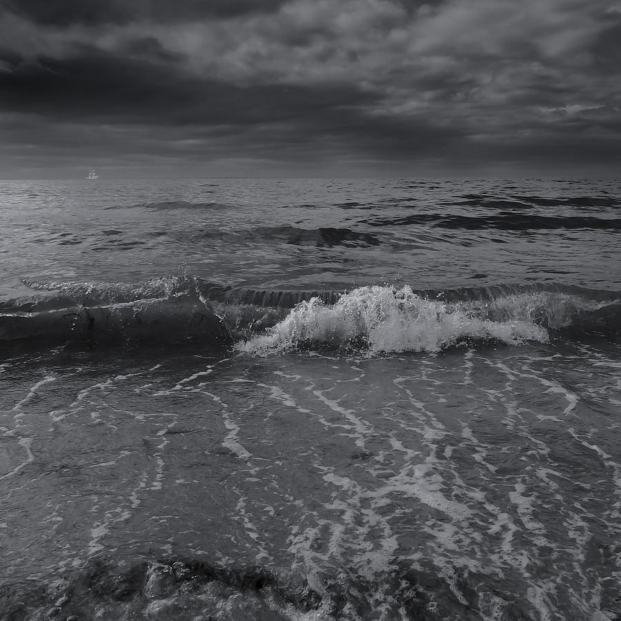 black and white ocean waves photography