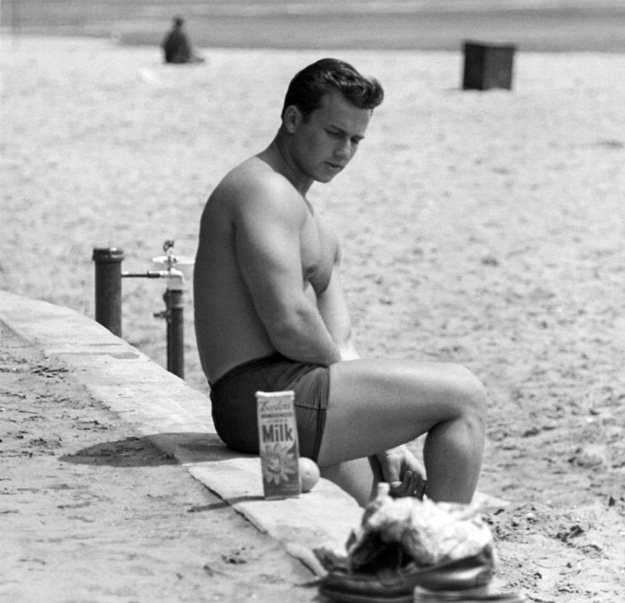 San Francisco Photograph - Body Builder At The Beach. by Underwood Archives